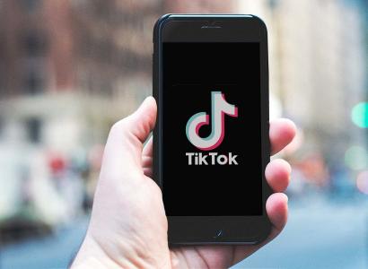 TikTok on iPhone in hand.  Photo is released under Creative Commons. Please use freely with attribution in the form of a link to nordskovmedia.dk as the image owner.