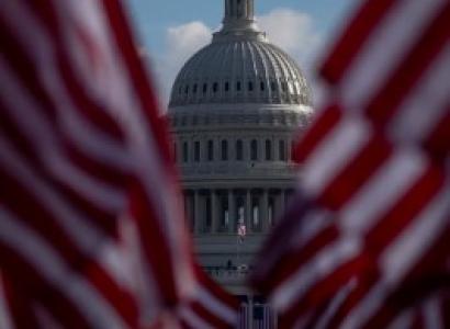 Capitol bldg between two flags