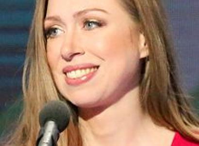 Chelsea Clinton wearing red at a microphone