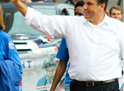Mayor Ginther waving