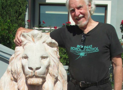Jim Heddle standing next to a lion statue