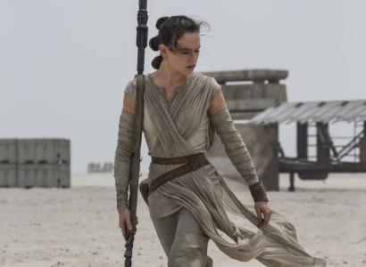 Female Star Wars character walking 