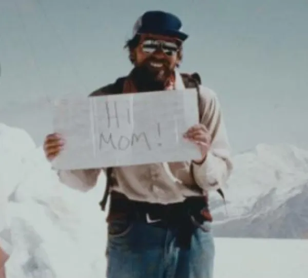 Man holding Hi Mom sign
